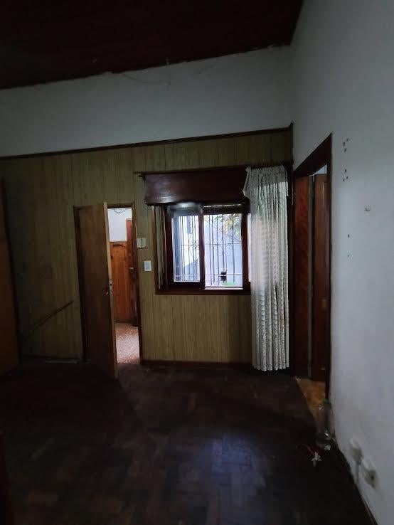 CASA EN VENTA DE 4 AMBIENTES GARAJE 2 AUTOS PATIO CON PARRILLA