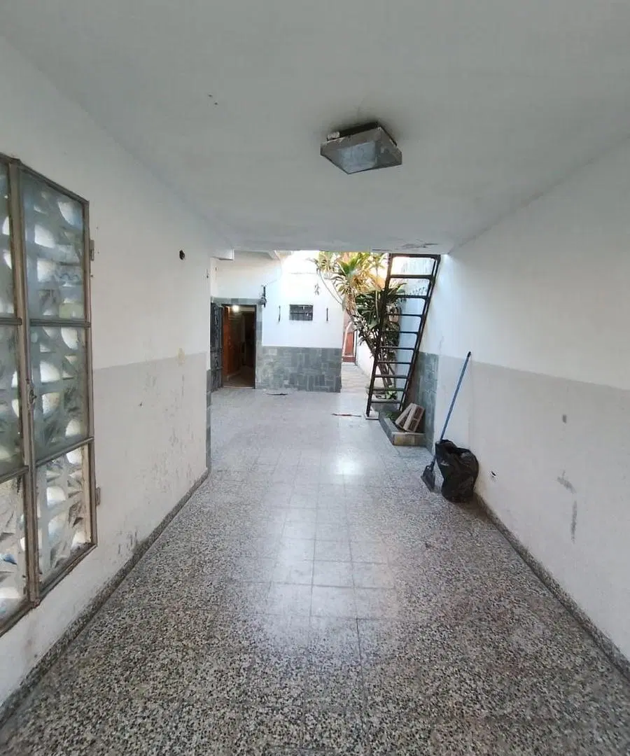 CASA EN VENTA DE 4 AMBIENTES GARAJE 2 AUTOS PATIO CON PARRILLA 4