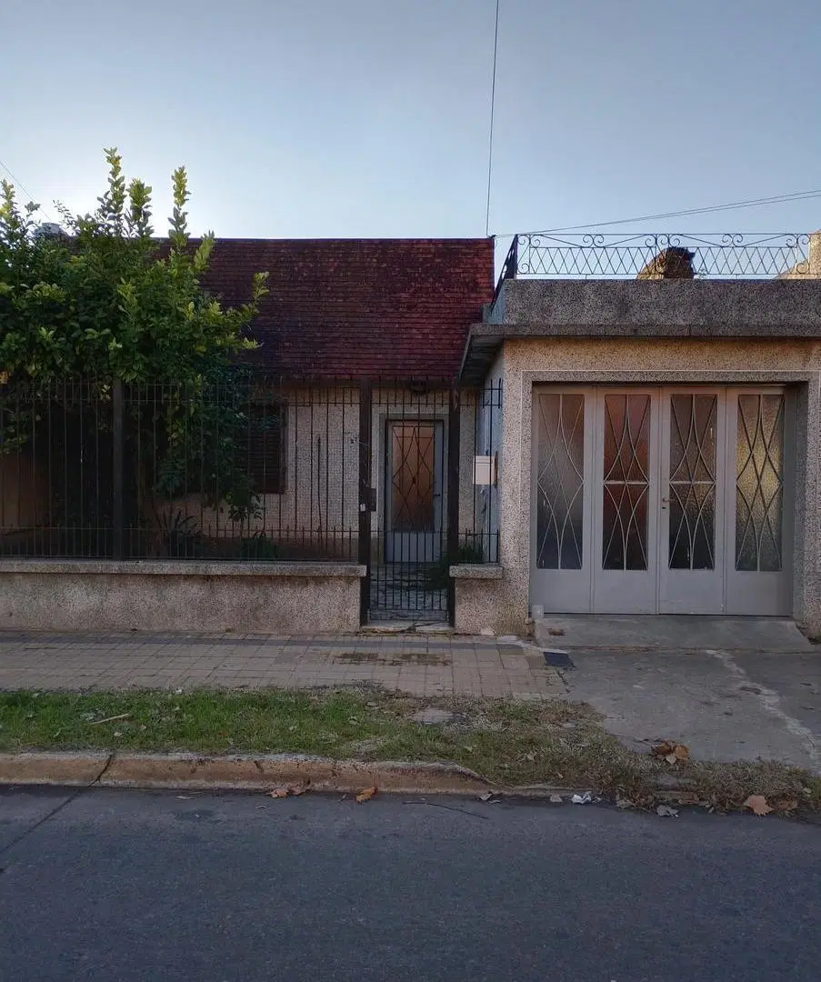 CASA EN VENTA DE 4 AMBIENTES GARAJE 2 AUTOS PATIO CON PARRILLA 2