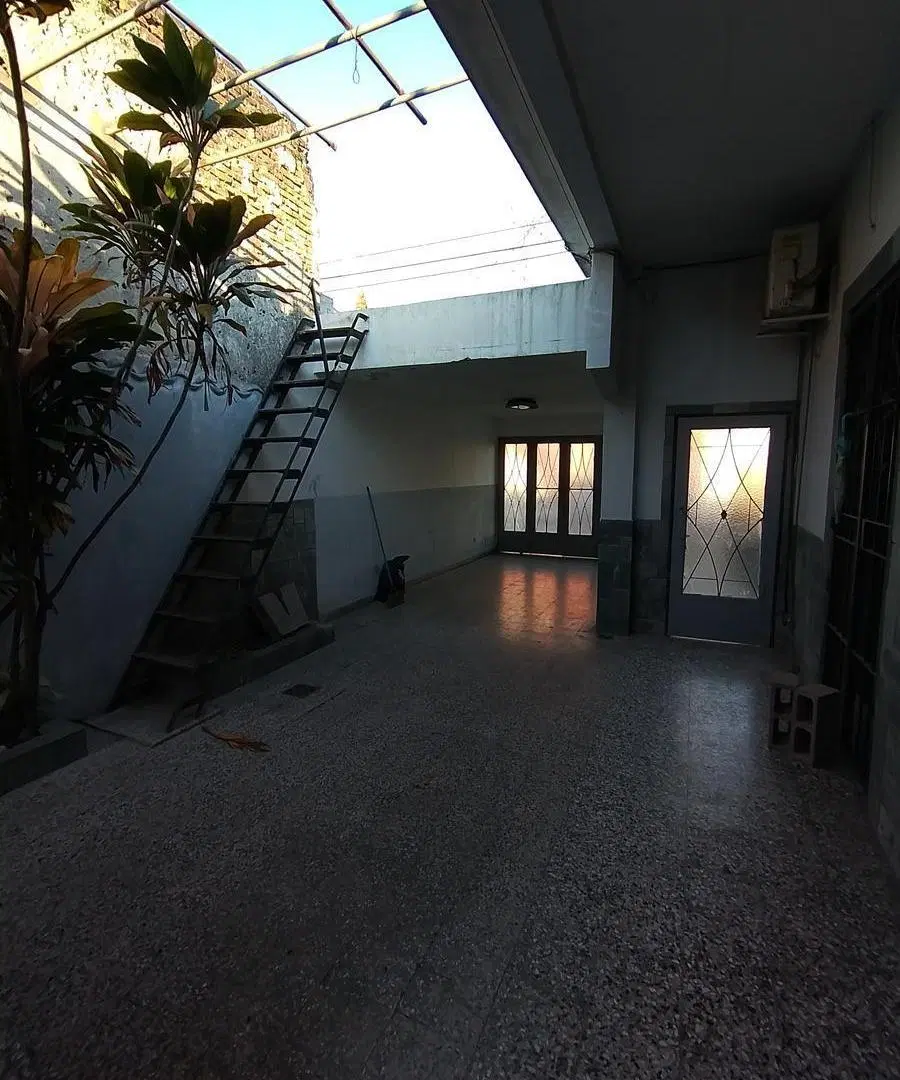 CASA EN VENTA DE 4 AMBIENTES GARAJE 2 AUTOS PATIO CON PARRILLA 1