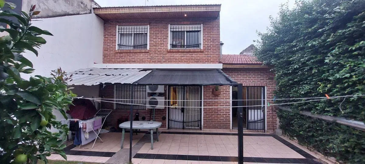Casa con 220 m² totales y 4 habitaciones en venta en Ramos Mejía 5