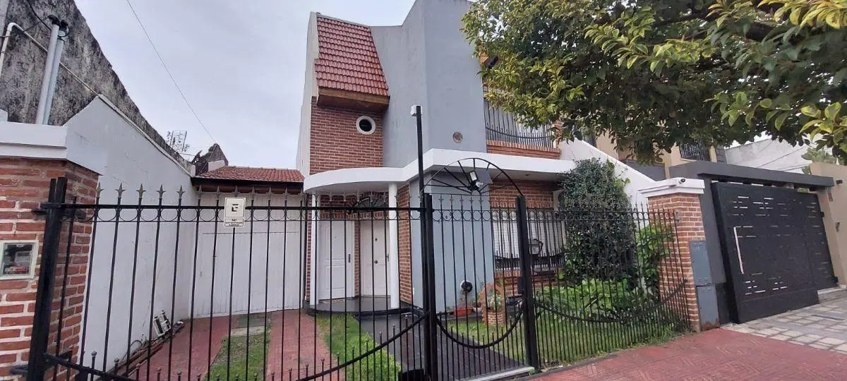 Casa con 220 m² totales y 4 habitaciones en venta en Ramos Mejía 1