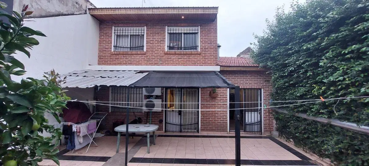 Casa con 220 m² totales y 4 habitaciones en venta en Ramos Mejía 3