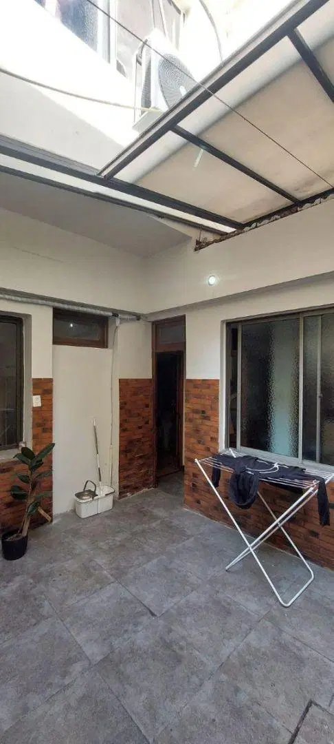 MUY LINDO DEPTO, TIPO CASA, PLANTA BAJA, CONTRA-FRENTE, DE 2 1/2 AMB. 5