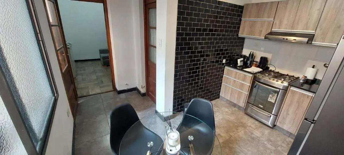MUY LINDO DEPTO, TIPO CASA, PLANTA BAJA, CONTRA-FRENTE, DE 2 1/2 AMB. 3