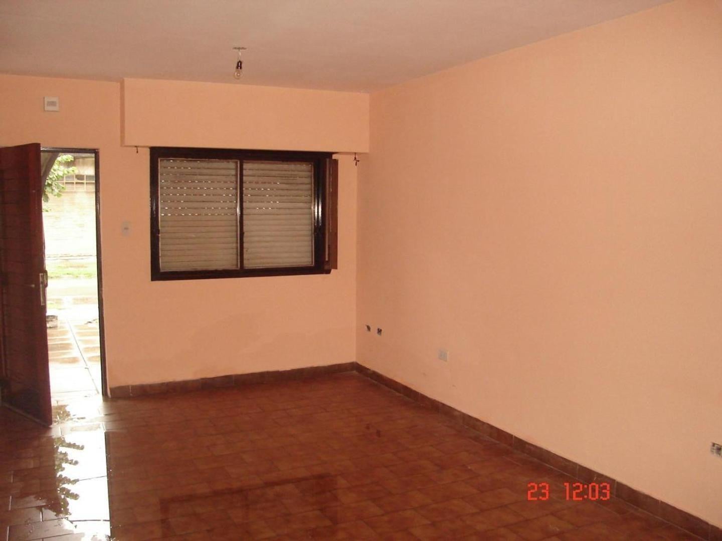 depto monoamb. planta baja con patio y entrada de auto