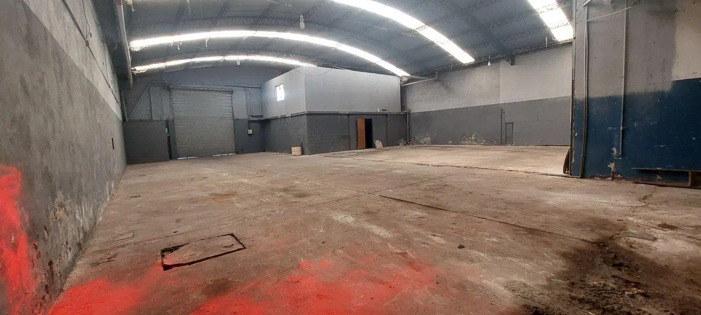 ÚNICO Y MUY OPERATIVO GALPÓN, 500 MTS2 ! 4
