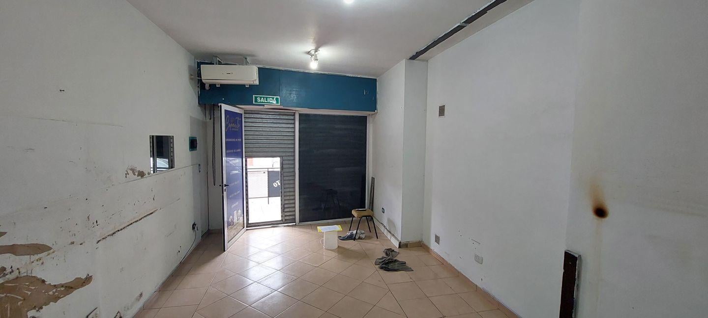 Foto de Único Local sobre Zona Comercial !, imagen 3