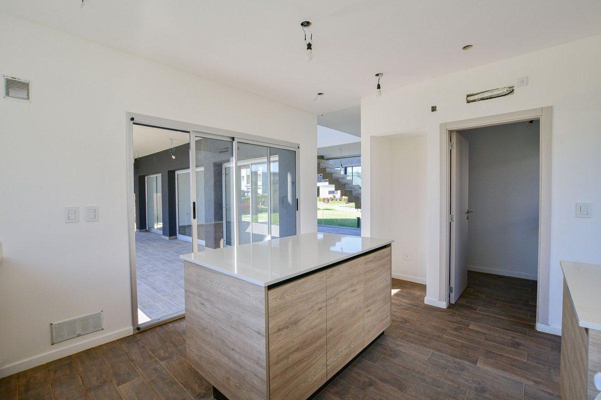 Casa en Venta Las Golondrinas 3 Dorm. Pileta 5