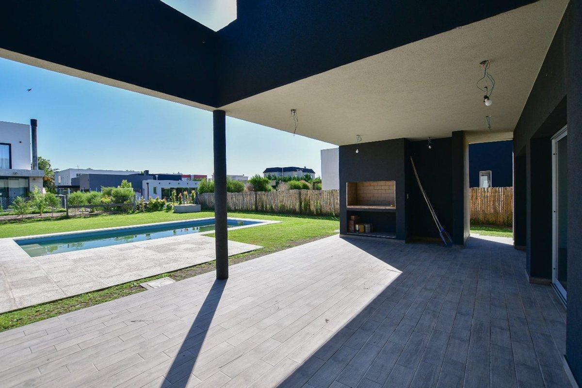 Casa en Venta Las Golondrinas 3 Dorm. Pileta 4