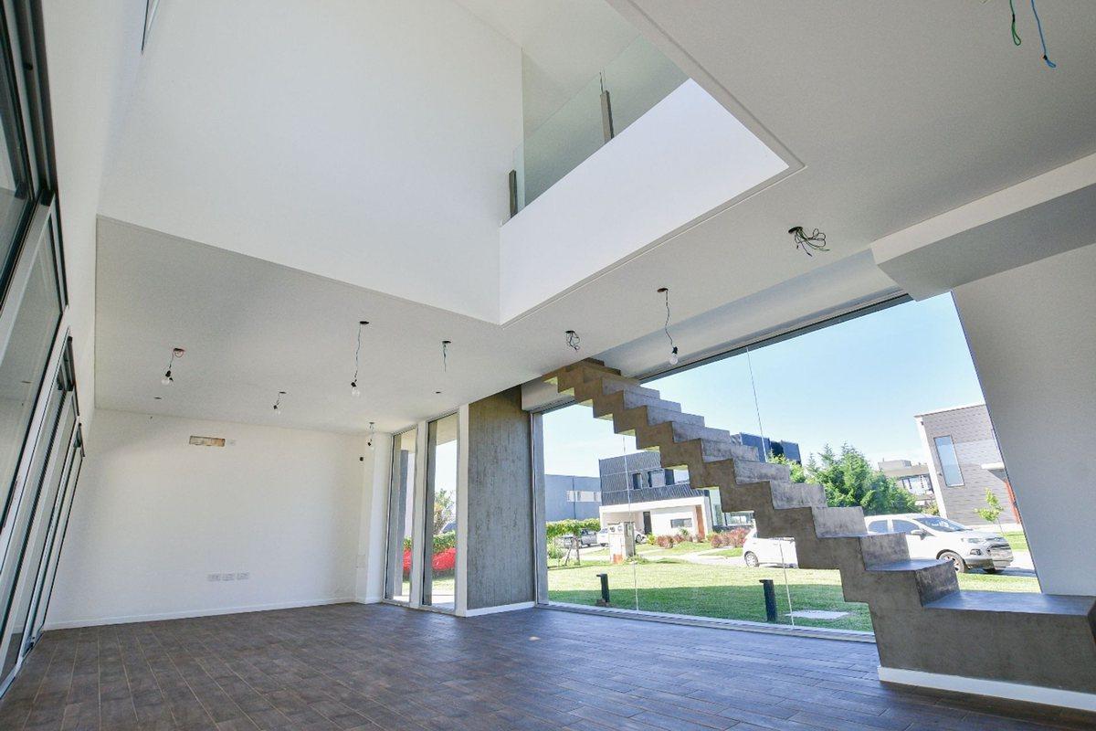 Casa en Venta Las Golondrinas 3 Dorm. Pileta 4