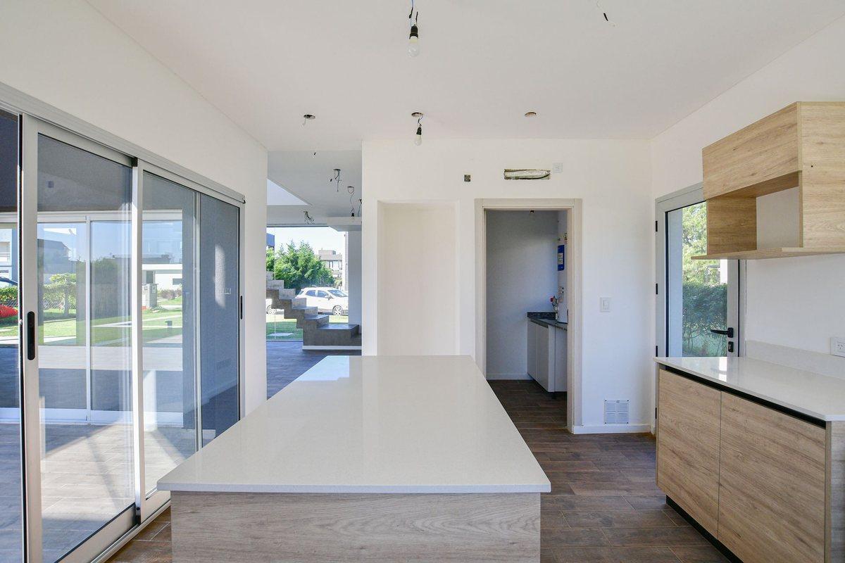 Casa en Venta Las Golondrinas 3 Dorm. Pileta 1