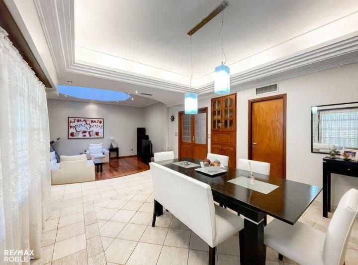 Casa en venta, 4 dormitorios, 4 baños, 377 m2 cub. 5