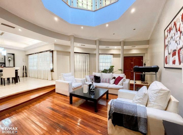 Casa en venta, 4 dormitorios, 4 baños, 377 m2 cub. 3