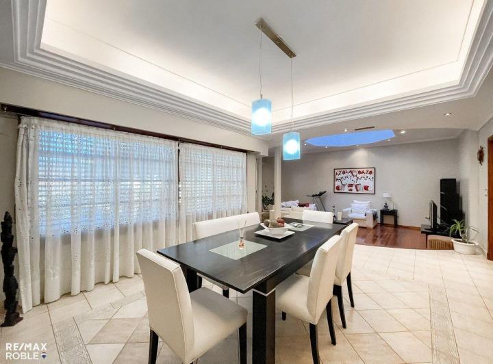 Casa en venta, 4 dormitorios, 4 baños, 377 m2 cub. 2