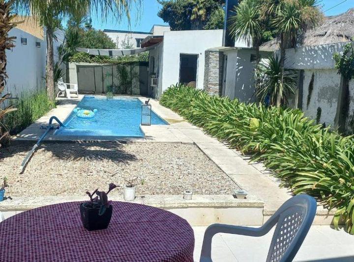 CASA EN VENTA LA PLATA CON PILETA 4