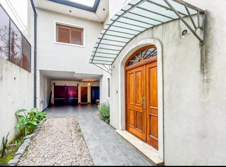 CASA VENTA LA PLATA 4 DORMITORIOS  APTO BANCO 2