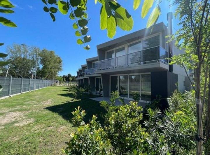 TOWNHOUSE EN ALQUILER EN LUCIÉRNAGAS 5 AMBIENTES 4