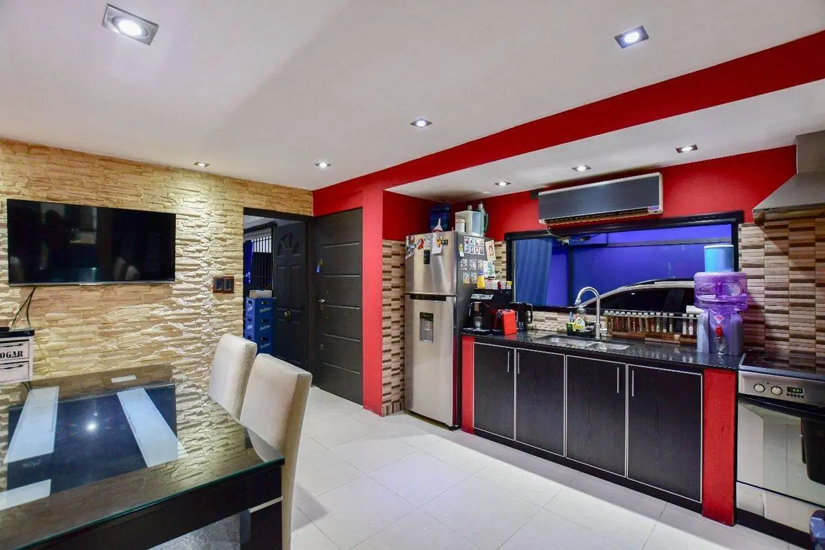 CASA EN VENTA BERISSO 4 DORMITORIOS -LOCAL-COCHERA 2