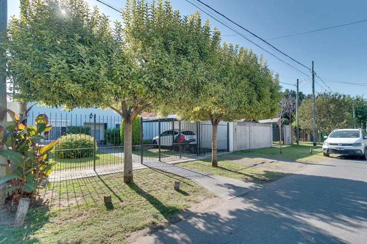 CASA EN VENTA CITY BELL 3 DORMITORIOS 2