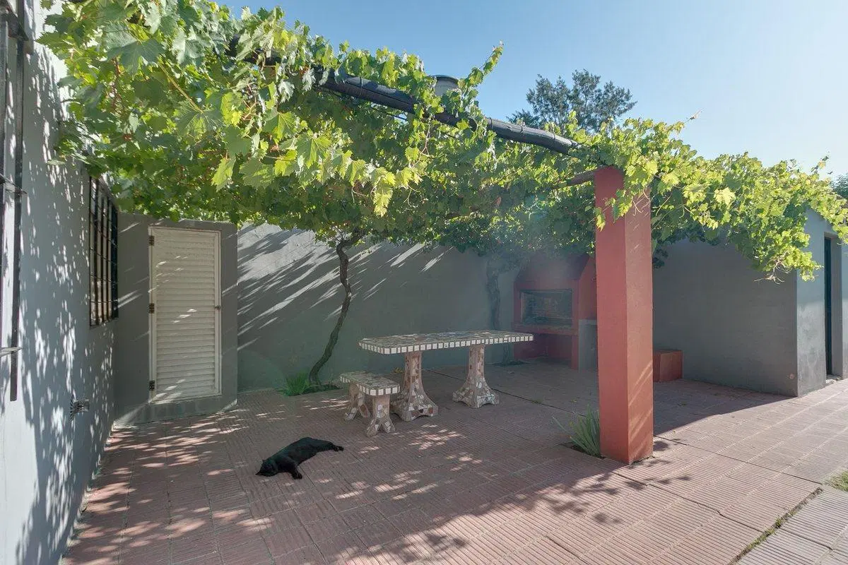 CASA EN VENTA CITY BELL 3 DORMITORIOS 5