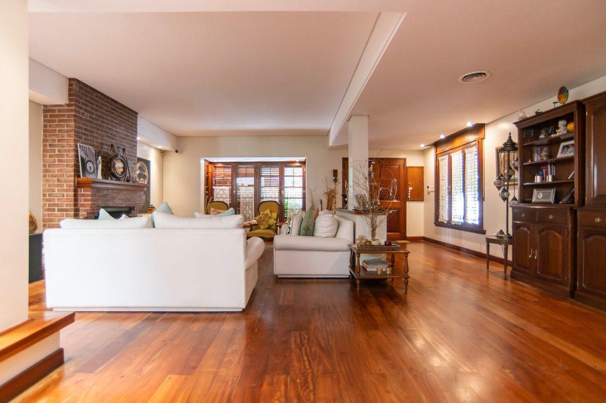 CASA EN VENTA EN LA PLATA 4 DORMITORIOS PILETA