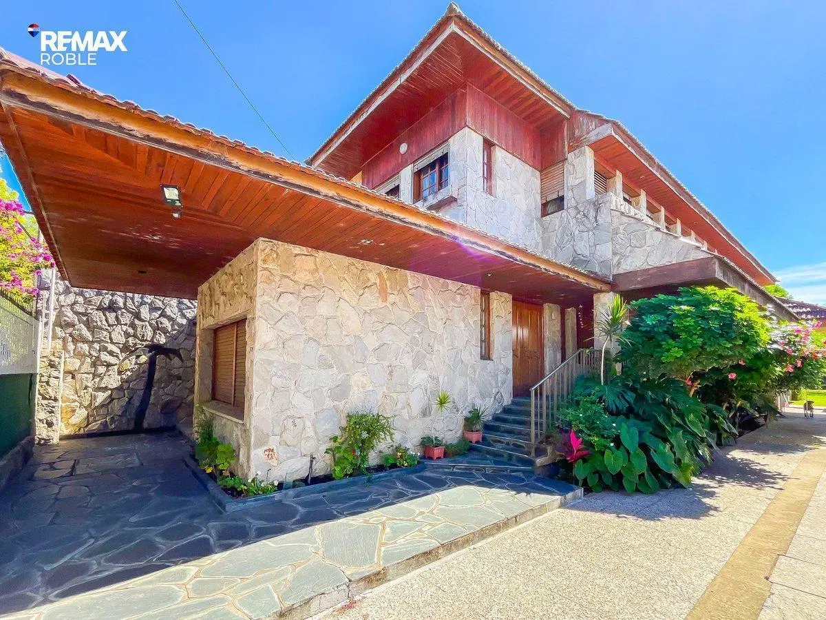 CASA EN VENTA LA LOMA LA PLATA 4 DORMITORIOS 3