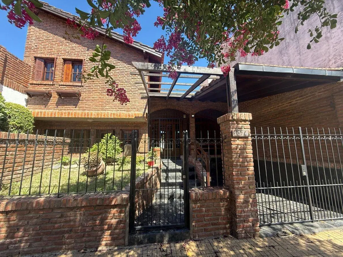 CASA VENTA TOLOSA 3 DORMITORIOS PATIO APTO BANCO 4