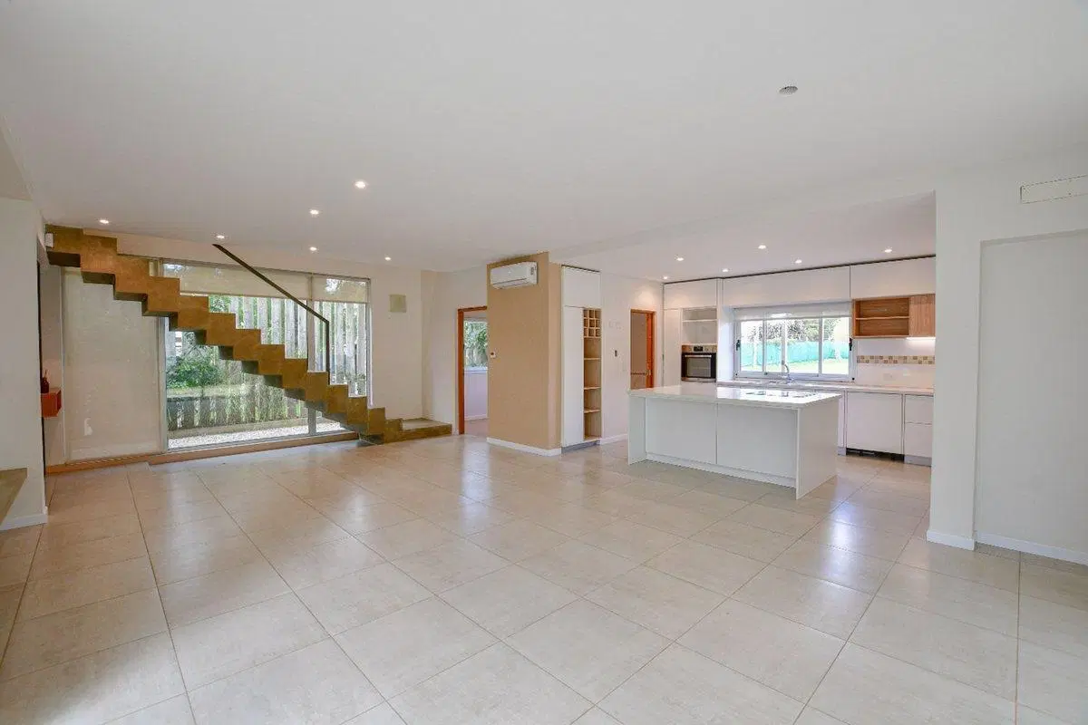 CASA EN VENTA EN CITY BELL 4 DORMITORIOS 5