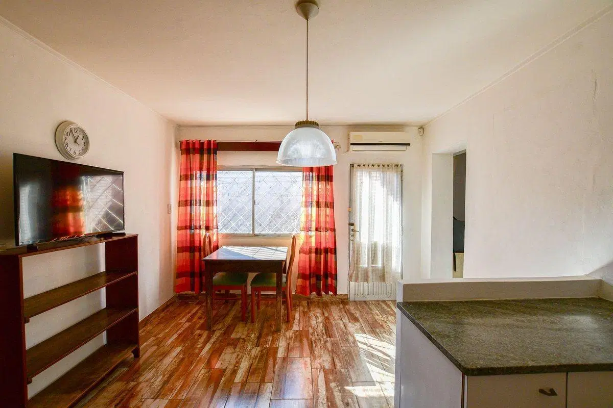 CASA EN VENTA LA PLATA 2 DORMITORIOS 4