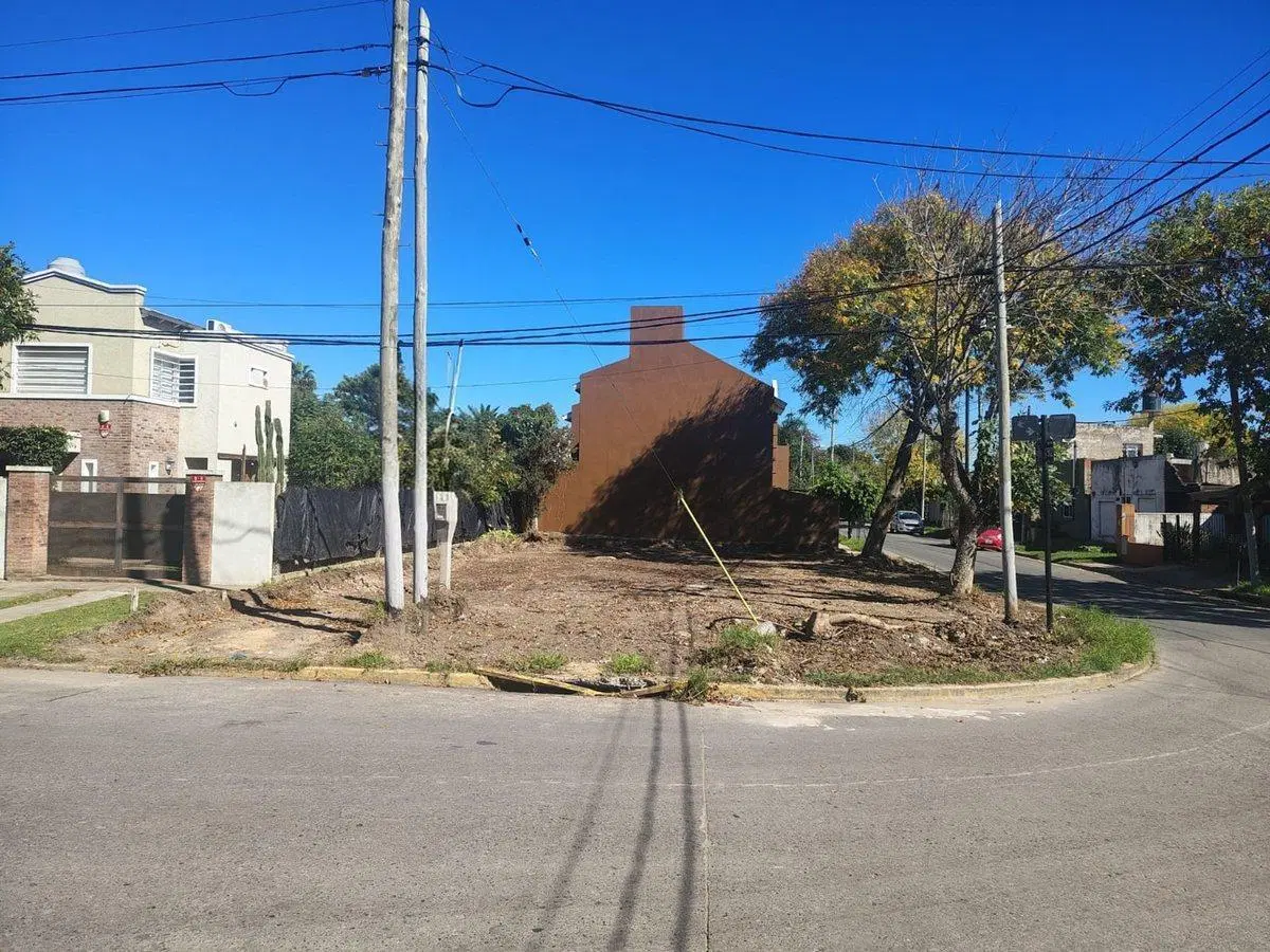 LOTE EN VENTA EN GONNET LA PLATA SOBRE AVENIDA 2