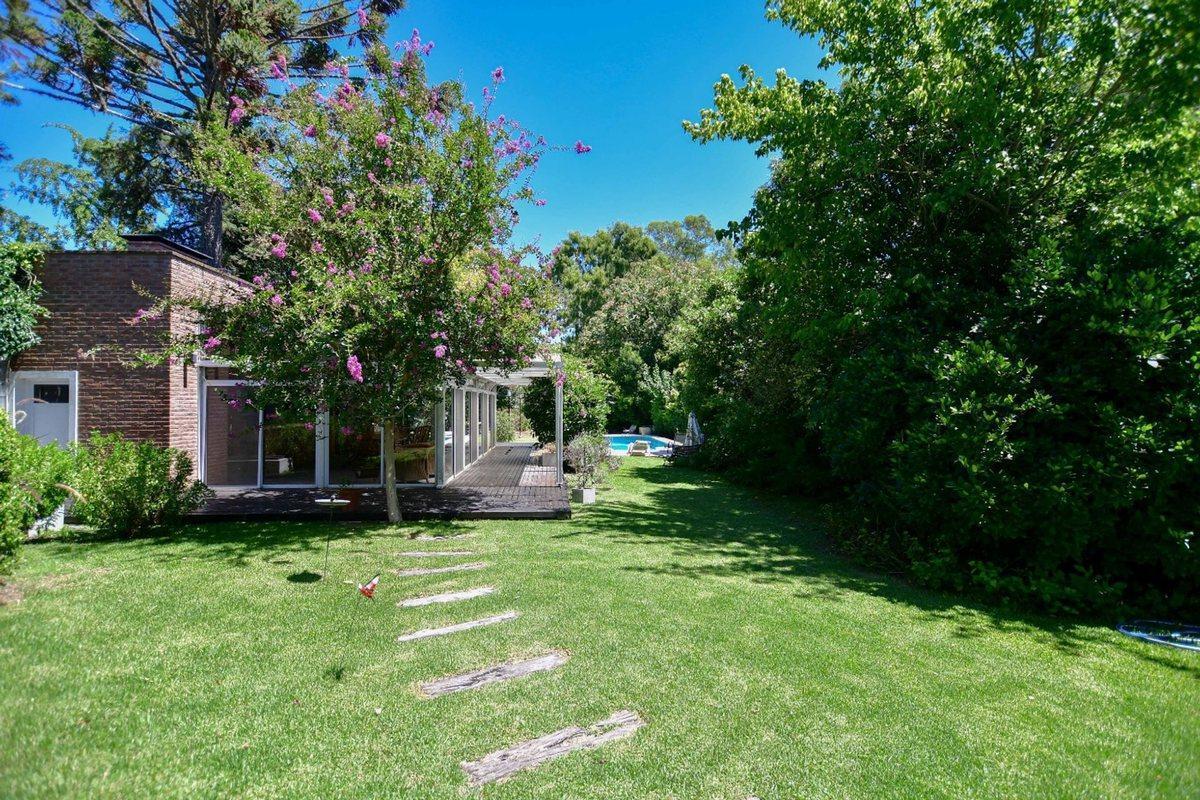 CASA EN VENTA GONNET 5 DORMITORIOS ENTRE CAMINOS