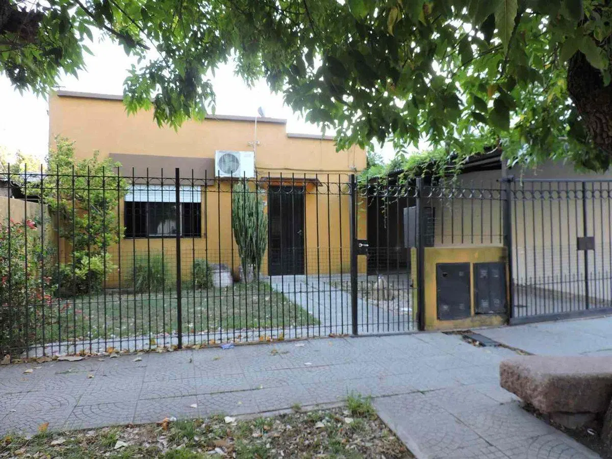 DOS CASAS EN VENTA LA PLATA CON PATIO Y COCHERA 5