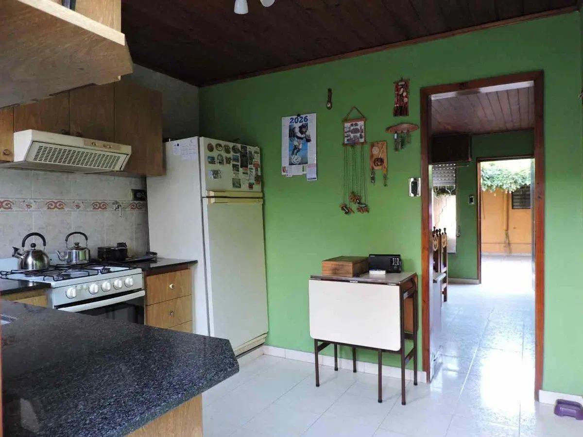 DOS CASAS EN VENTA LA PLATA CON PATIO Y COCHERA 3