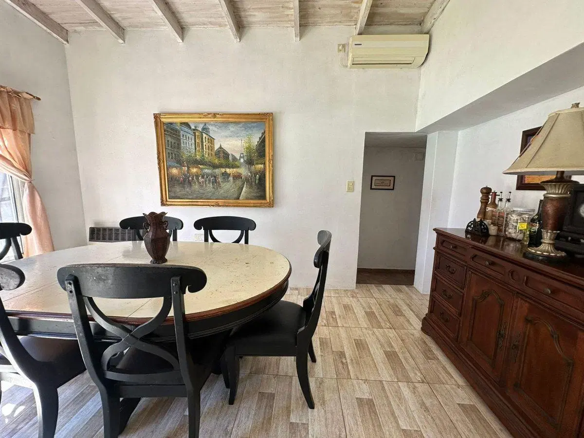 CASA EN VENTA GONNET CASTELLS QUINCHO Y PILETA 3