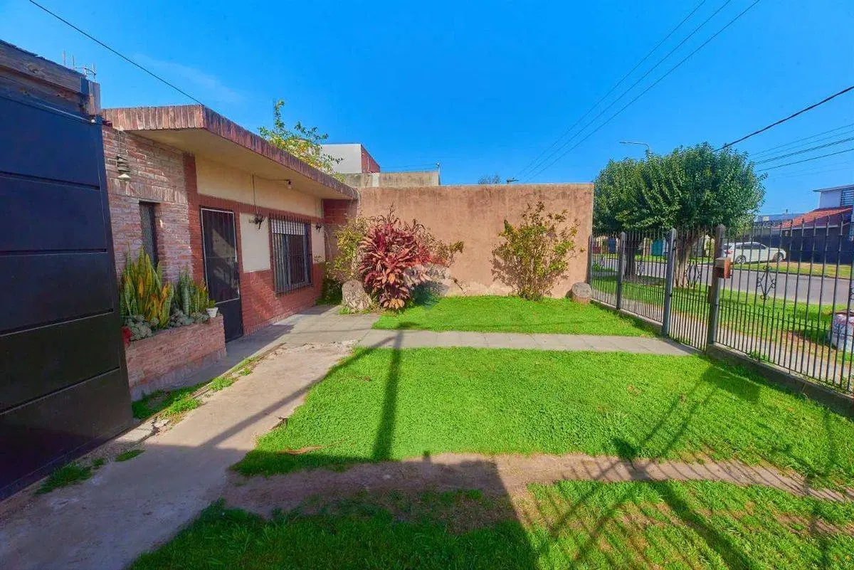 CASA EN VENTA QUILMES OESTE 3 DORMITORIOS PARQUE 3
