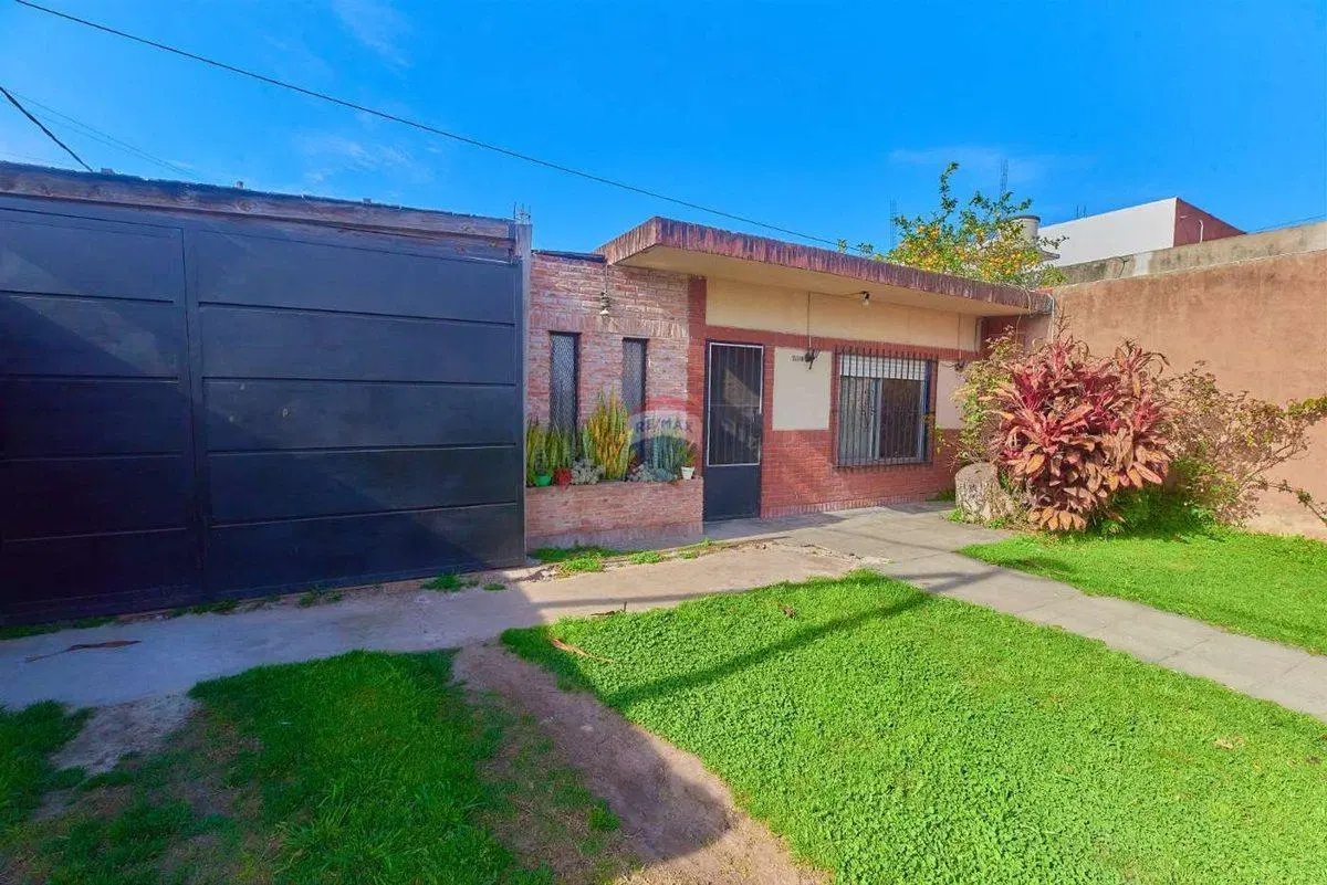 CASA EN VENTA QUILMES OESTE 3 DORMITORIOS PARQUE 4