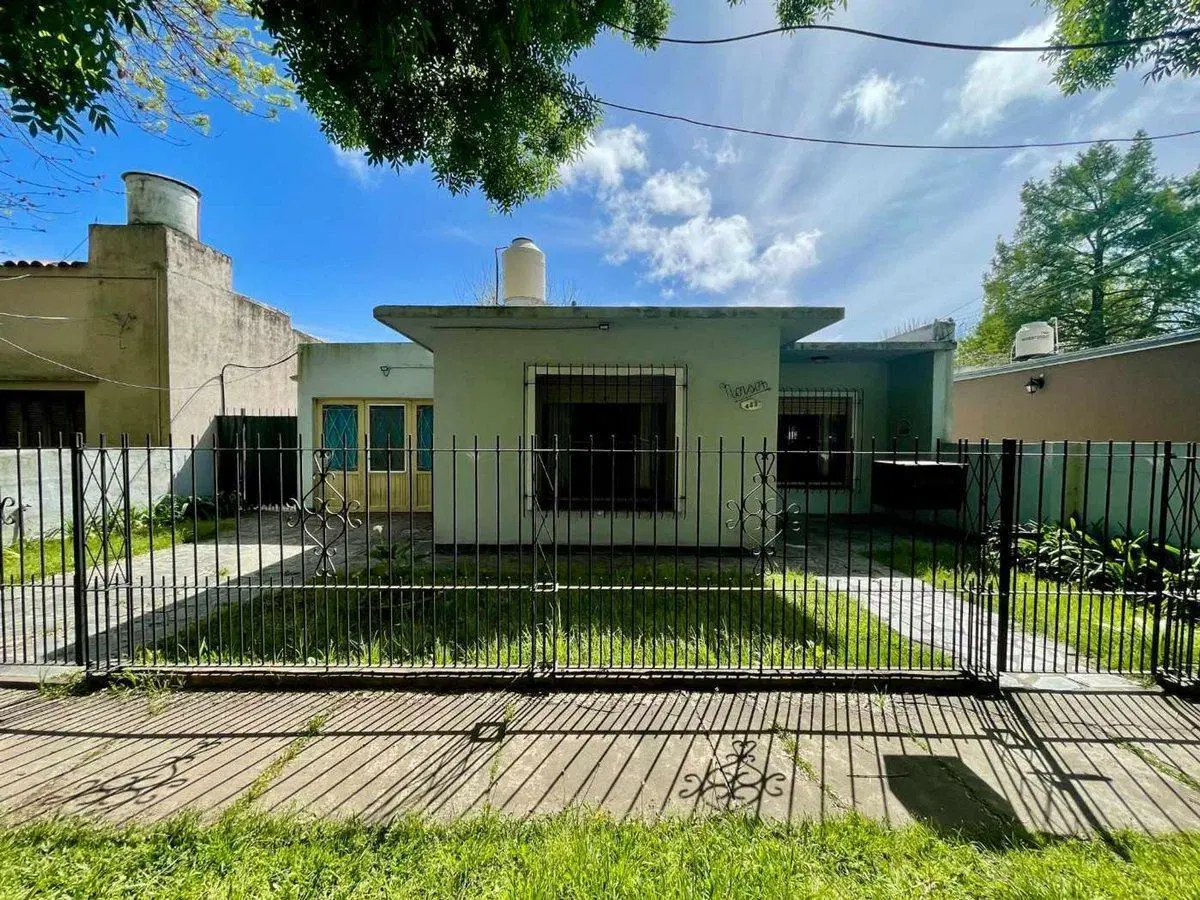 CASA EN VENTA CITY BELL 2 DORMITORIOS PARQUE 4