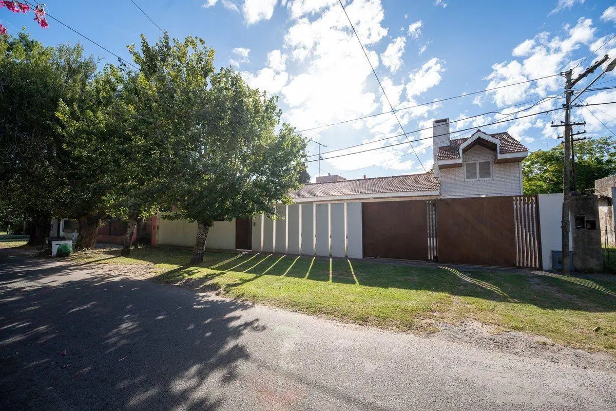 CASA EN VENTA GONNET 3 DORMITORIOS PARQUE Y PILETA 5