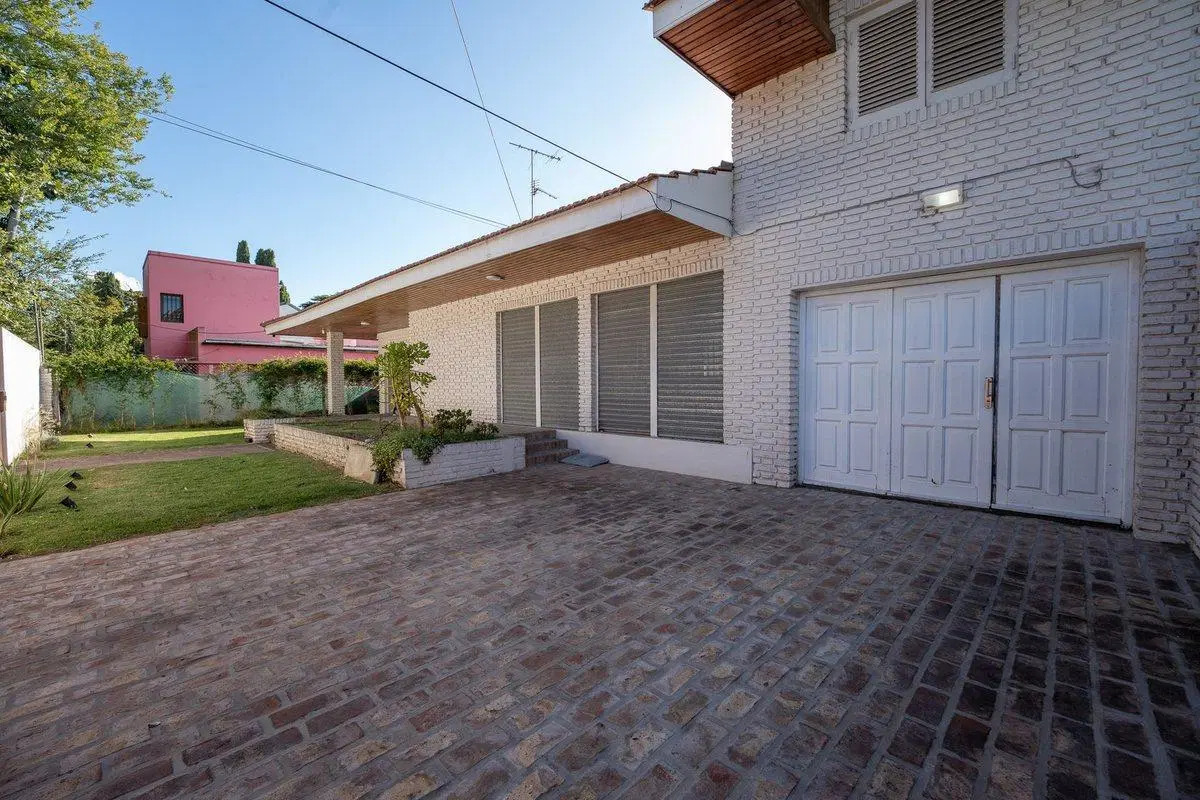 CASA EN VENTA GONNET 3 DORMITORIOS PARQUE Y PILETA 8