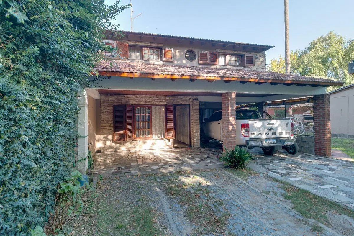 CASA EN VENTA LA PLATA 3 DORMITORIOS COCHERA 3