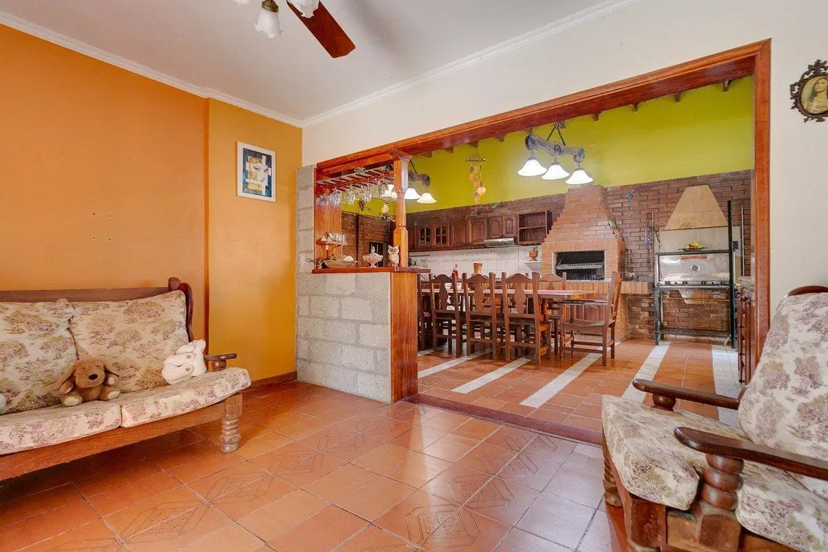 CASA EN VENTA LA PLATA 3 DORMITORIOS COCHERA 5