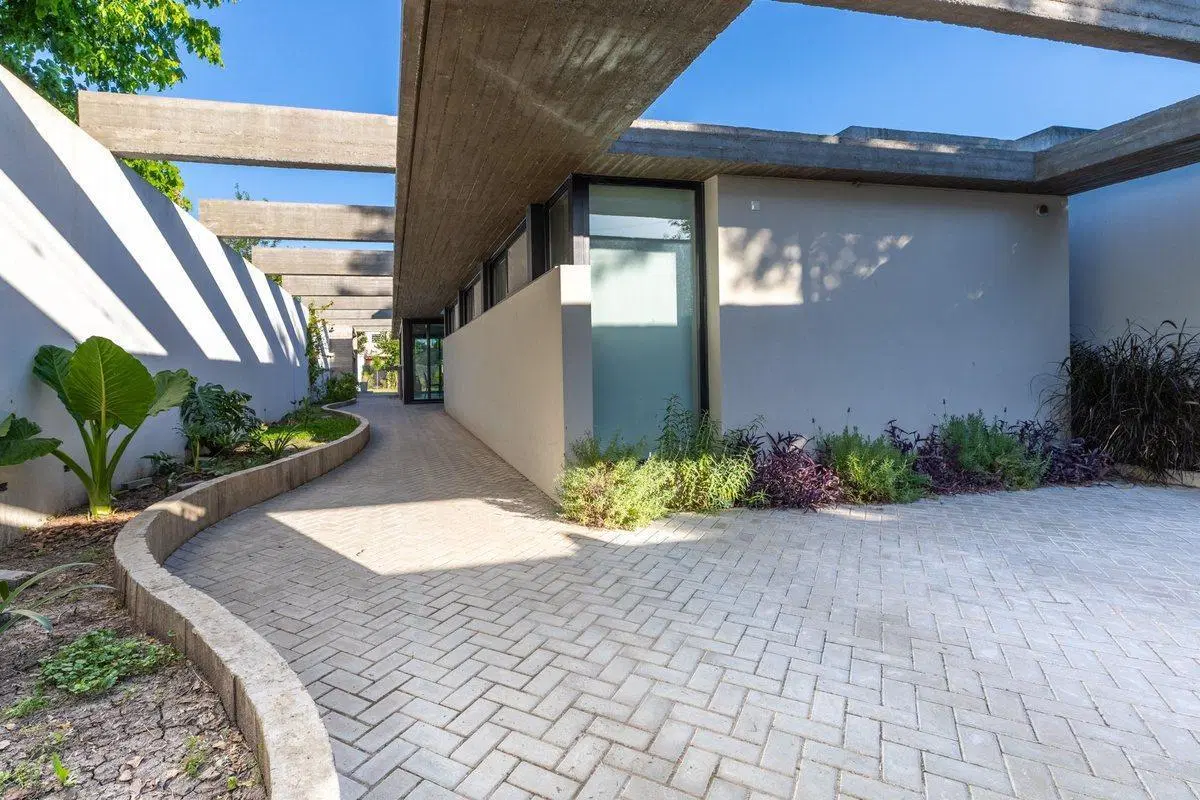 CASA EN VENTA GONNET 3 DORMITORIOS ENTRE CAMINOS 2