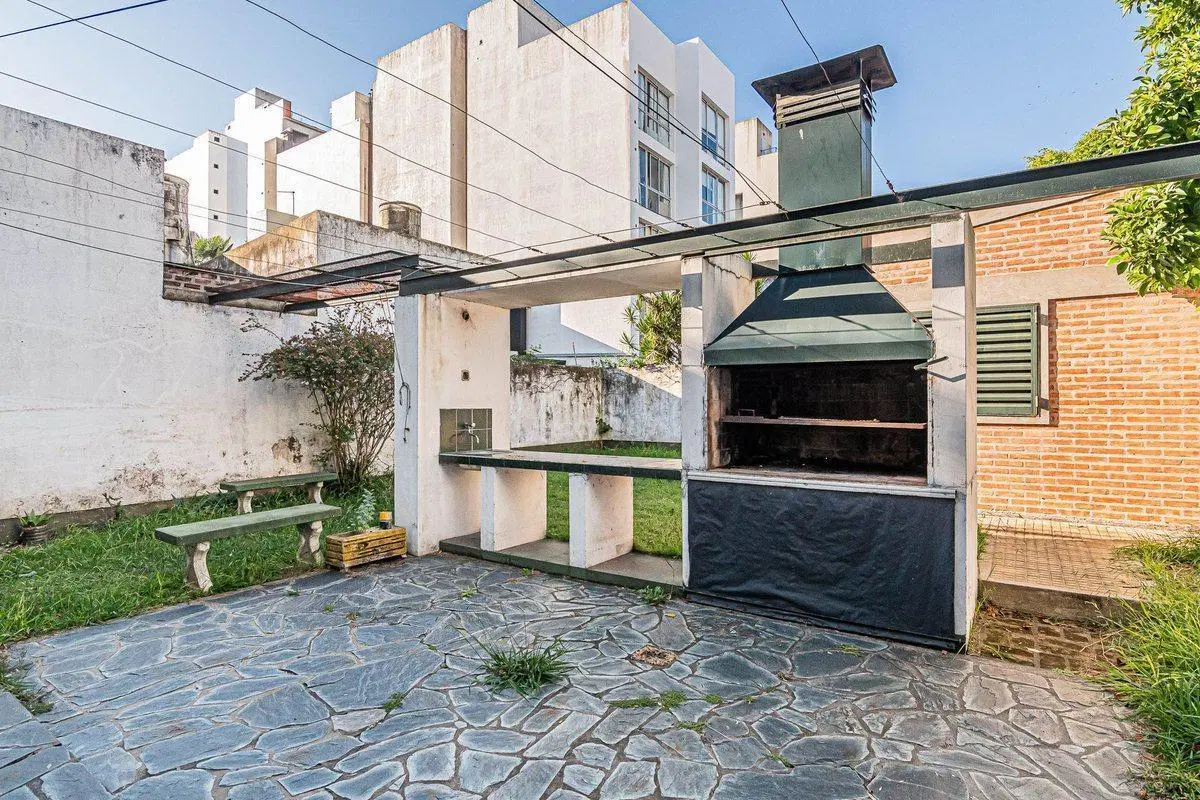 CASA EN VENTA LA PLATA 4 DORMITORIOS CON LOCAL 3