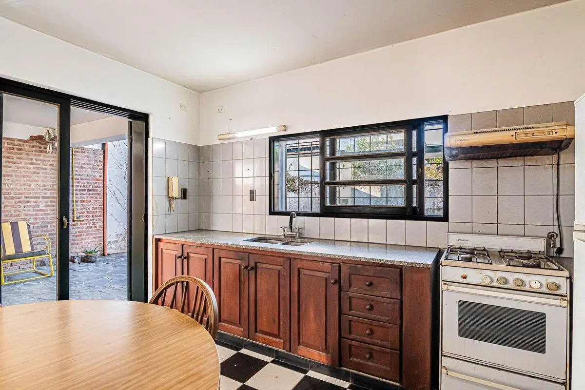 CASA EN VENTA LA PLATA 4 DORMITORIOS CON LOCAL 4