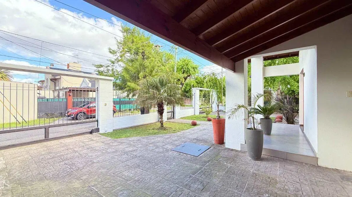 CASA EN VENTA GONNET 3 DORMITORIOS PILETA 4