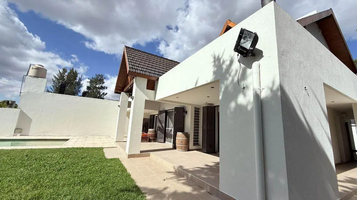 CASA EN VENTA GONNET 3 DORMITORIOS PILETA 3