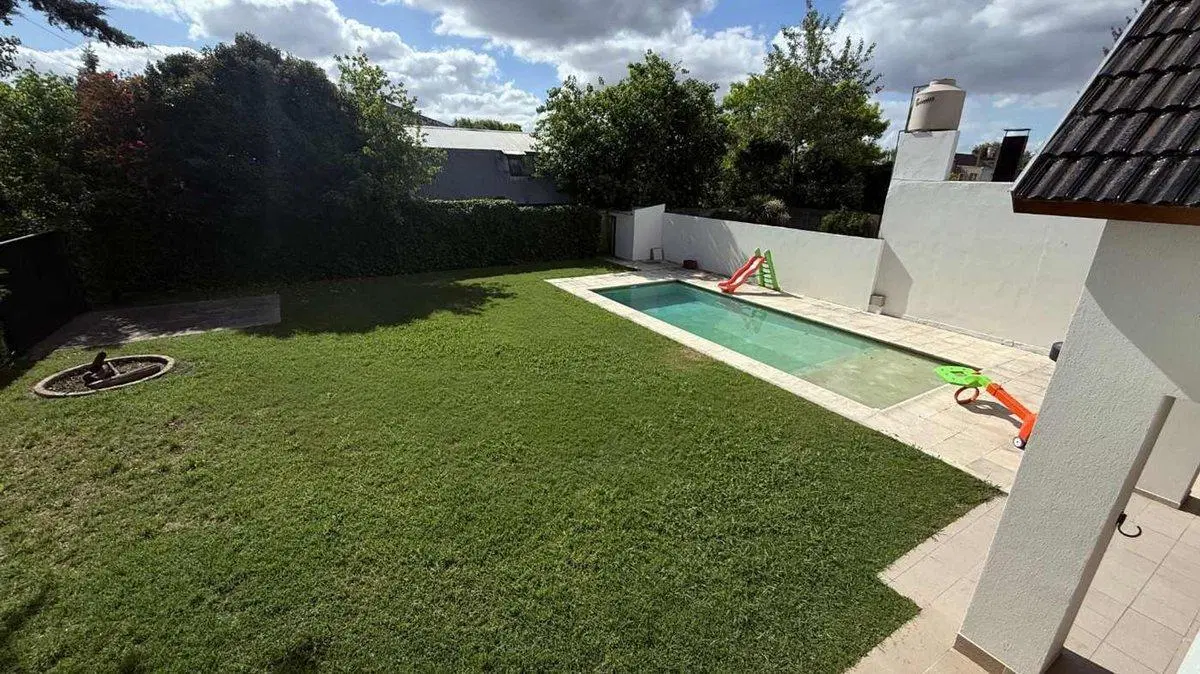CASA EN VENTA GONNET 3 DORMITORIOS PILETA 2