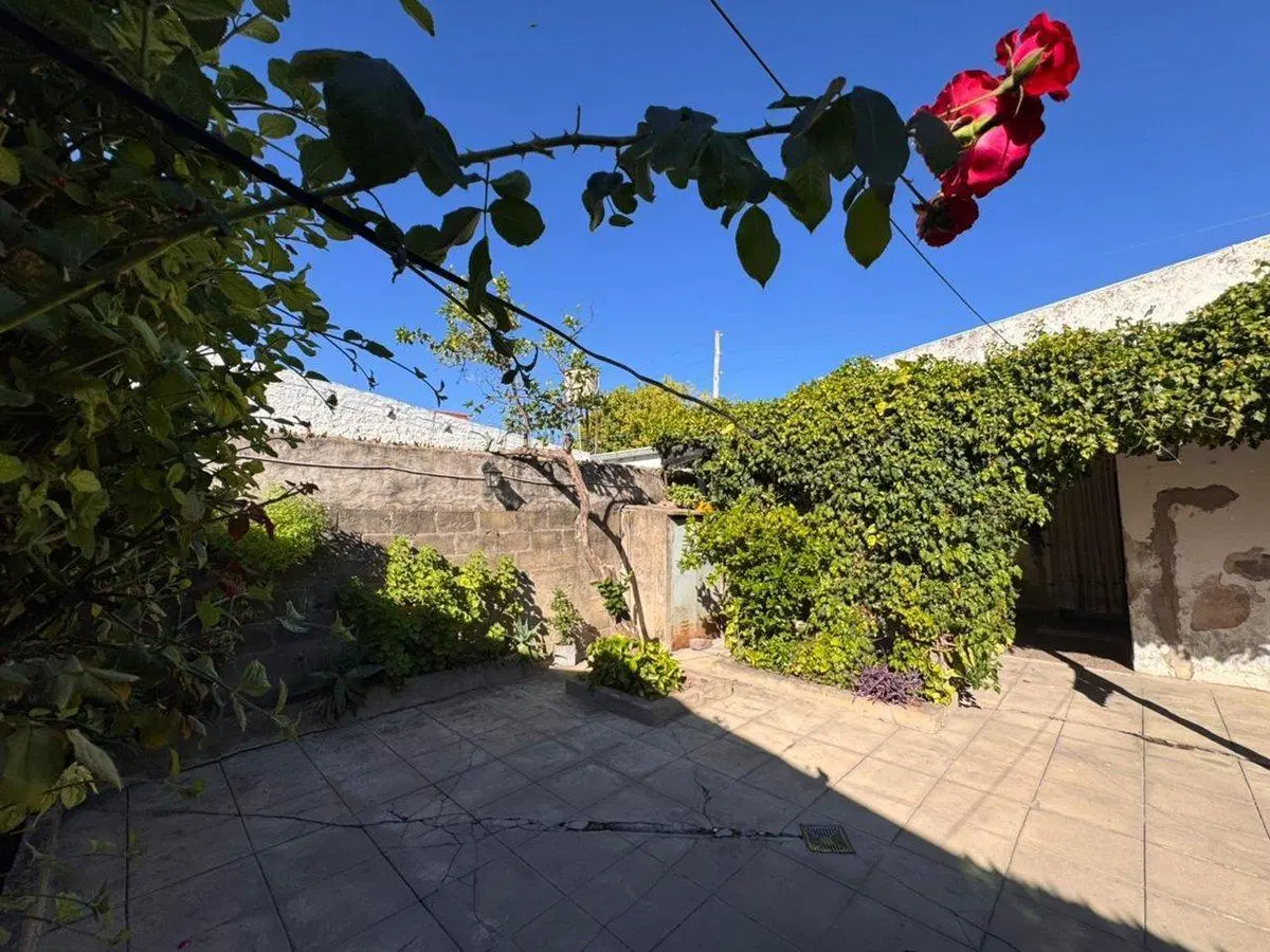 CASA EN VENTA LA PLATA 2 DORMITORIOS PERMUTA 3