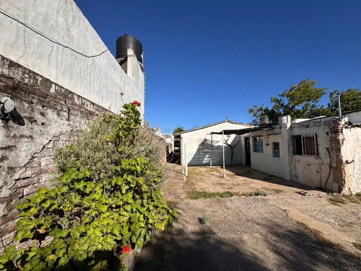 CASA EN VENTA LA PLATA 2 DORMITORIOS PERMUTA 5